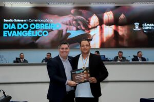 Dr. Victor Rocha homenageia José Ricardo Gomes de Paula na Câmara Municipal