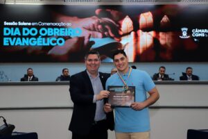 Dr. Victor Rocha homenageia Welliton de Souza Aguirre no Dia do Obreiro Evangélico