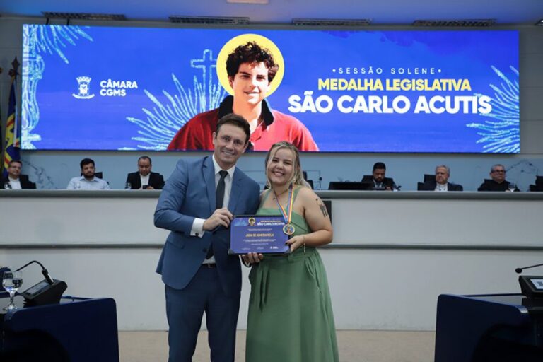 Dr. Victor Rocha homenageia fiéis que se destacam na Evangelização com a Medalha Legislativa São Carlo Acutis