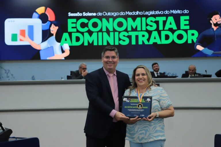 Dr. Victor Rocha participa da entrega da Medalha Legislativa do Mérito do Economista e do Administrador Cristóvão Silveira à administradora Ana Cristina Gimenes