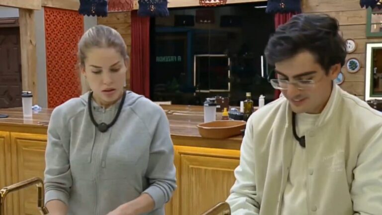 Dudu Camargo e Saory protagonizam clima quente em A Fazenda