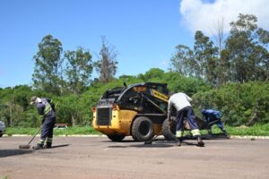Equipes intensificam tapa-buracos e a remoção de árvores caídas