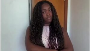 Ex-BBB Raquele reage a ataques por vender doces: "Você é burro"