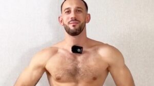 Influenciador fitness morre após desafio de maratona de fast food