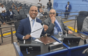 Junior Coringa solicita semáforo, tapa-buracos e limpeza de área pública em bairros da Capital