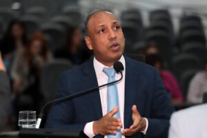 Junior Coringa solicita troca de lâmpadas e operação tapa-buracos em três bairros da Capital