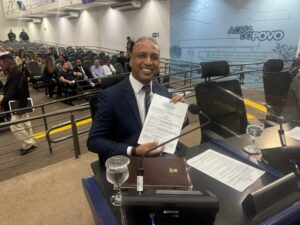 Junior Coringa solicita troca de lâmpadas e retirada de galhos em bairros da Capital