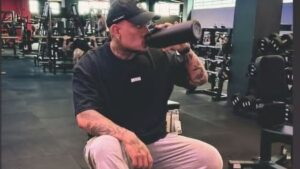 MC Binn rebate cobrança sobre fotos sem camisa: "Sou gordo"