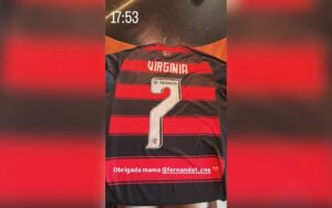 Mãe de Vini Jr. presenteia Virginia com camisa do Flamengo