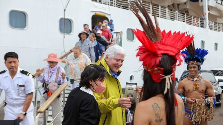 Manaus recebe primeiro cruzeiro com 597 passageiros a bordo no AM