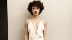 Marjorie Estiano rouba a cena com vestido decotado em estreia