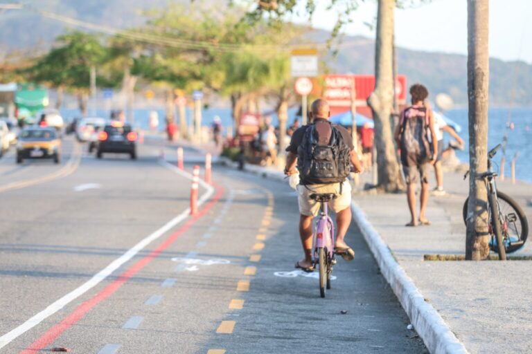 Ciclista na orla de Niterói. Foto: Divulgação Prefeitura de Niterói
