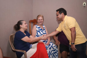 Pé no Bairro: moradores do Residencial Oliveira cobram obras de asfalto ao presidente Papy