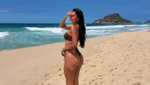 Pocah posa de biquíni em praia do Rio e provoca: "O que tu quer"