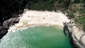 Praias de Niterói são refúgio às rotas badaladas no fim de semana