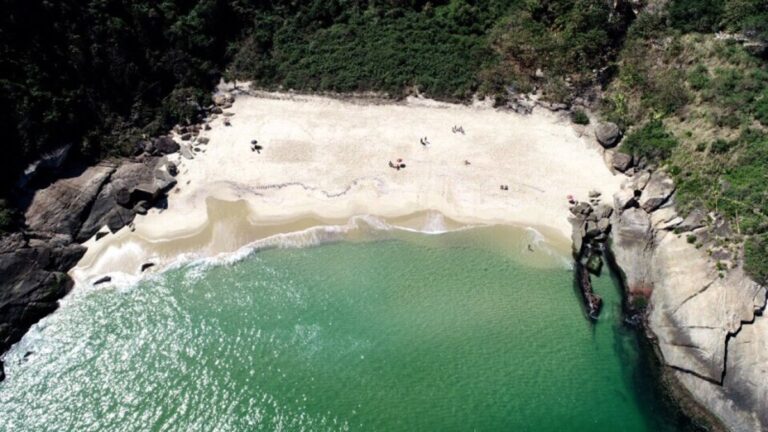 Praias de Niterói são refúgio às rotas badaladas no fim de semana