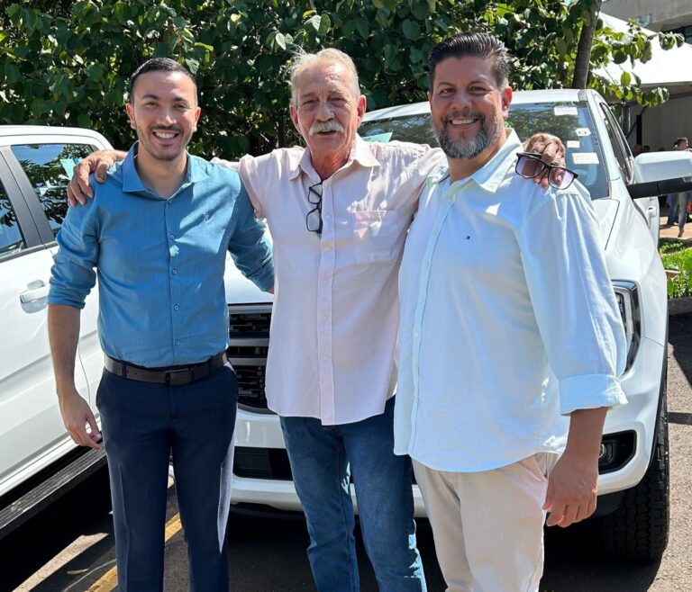 Prefeito Delegado Murilo participa de entrega de veículo com governador Riedel e anuncia novas emendas para reforçar frota municipal