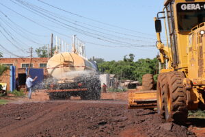 Prefeitura inicia trabalhos de cascalhamento nas ruas da comunidade Santa Felicidade