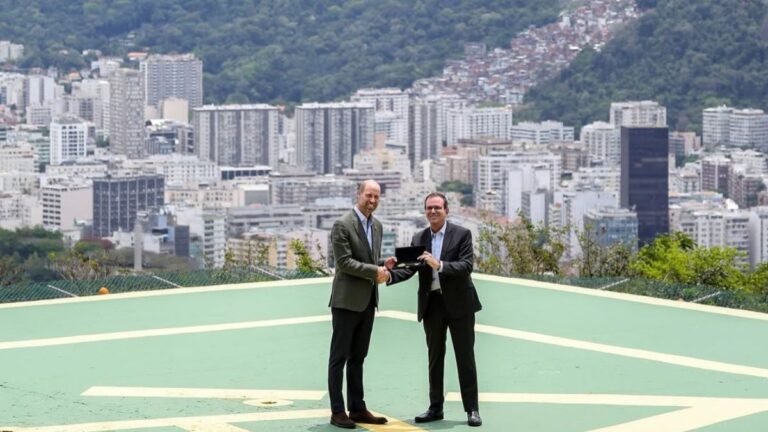 Príncipe William visita o Rio e recebe chaves da cidade
