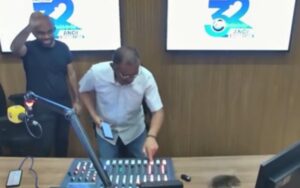 Rato invade estúdio de rádio durante programa ao vivo