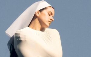 Rosalía no Cristo Redentor: música, fé e mercado em sintonia