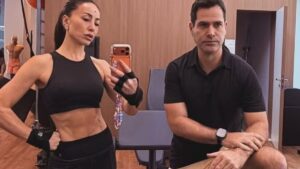 Sabrina Sato exibe abdômen trincado após dias afastada