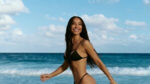 Sabrina Sato posa de biquíni e exibe abdômen trincado no Rio