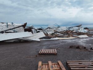 Tempestade com granizo e ventos acima de 100 km/h causa estragos no Paraná