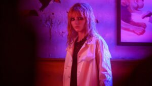 Thomasin McKenzie e
Ansel Elgort em biografia de Audrey Hepburn