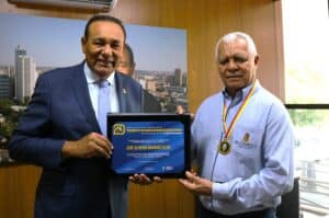 Vereador Carlão entrega Medalha a José Oliveira Brandão Filho pelo Dia do Corretor de Imóveis