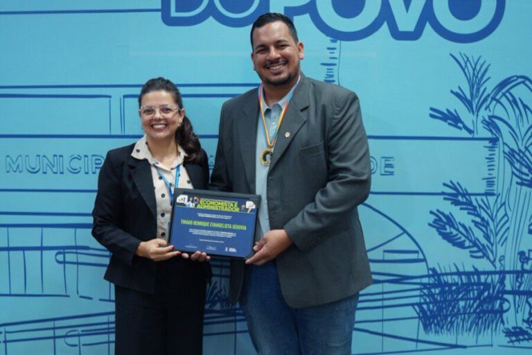 Vereador Clodoilson Pires homenageia economista Thiago Segovia com medalha legislativa do mérito Cristóvão Silveira