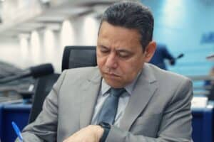 Vereador Clodoilson Pires solicita manutenção de boca de lobo e tapa-buracos após pedidos de moradores