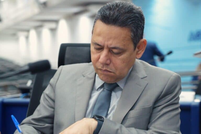 Vereador Clodoilson Pires solicita manutenção de boca de lobo e tapa-buracos após pedidos de moradores