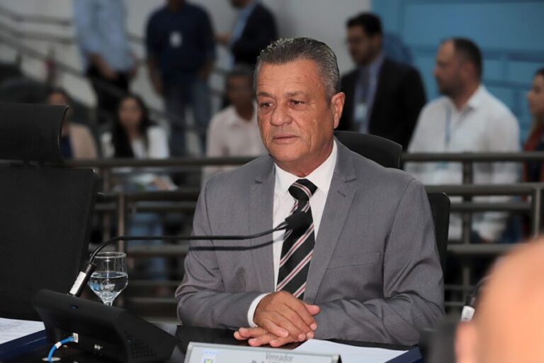 Vereador Delei Pinheiro solicita implantação de semáforos, luminárias e quadra de areia para melhorar infraestrutura e segurança em Campo Grande