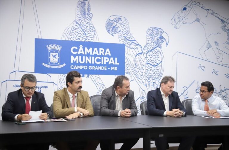 Vereador Flávio Cabo Almi cobra transparência e soluções urgentes em reunião com secretários municipais 