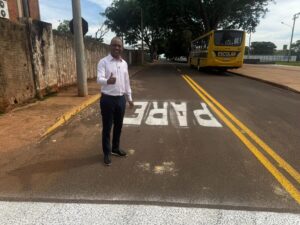 Vereador Junior Coringa acompanha implantação de nova sinalização na Rua Anacá, uma das principais vias das Moreninhas