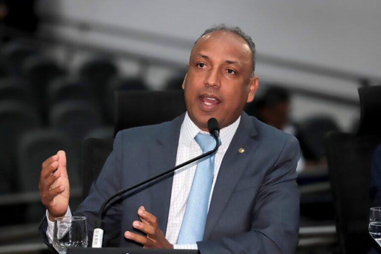 Vereador Junior Coringa apresenta projeto que cria o “Cartão Saúde Solidária” para garantir acesso imediato a medicamentos em falta na rede pública