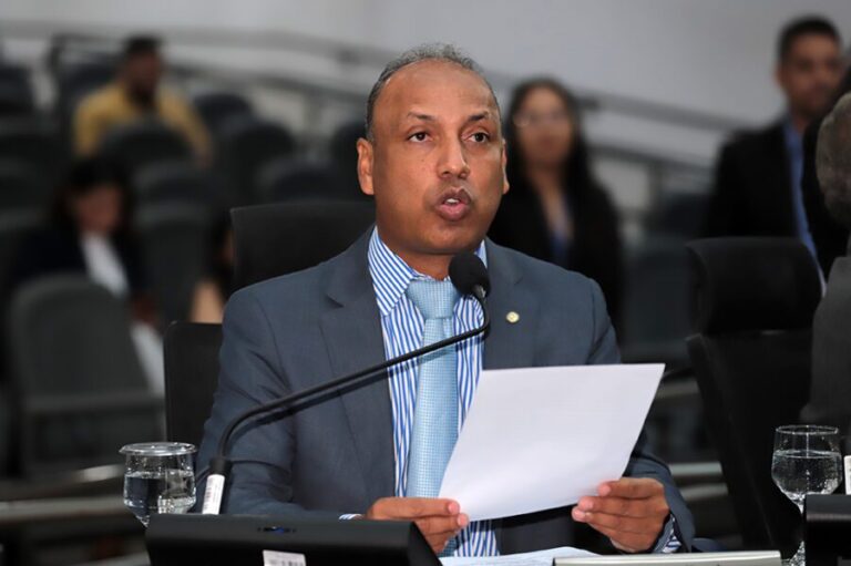 Vereador Junior Coringa propõe inclusão da disciplina de Libras como conteúdo obrigatório na Rede Municipal de Ensino