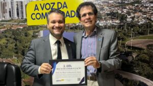 Vereador Leinha entrega Moção de Congratulação ao Prof. Dr. Albert Schiaveto de Souza em reconhecimento à sua destacada trajetória acadêmica e científica