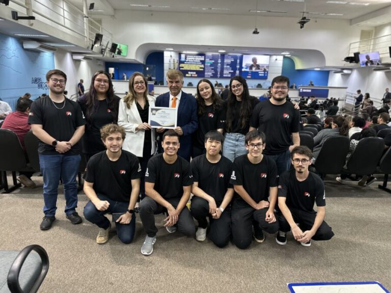 Vereador Veterinário Francisco homenageia equipe AraraBots da UFMS por destaque nacional na robótica