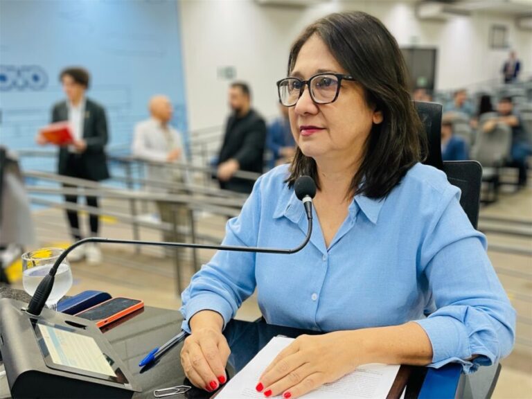 Vereadora Luiza protocola requerimento e cobra da prefeita Adriane Lopes informações sobre provisão de recursos para pagamento do 13º dos servidores