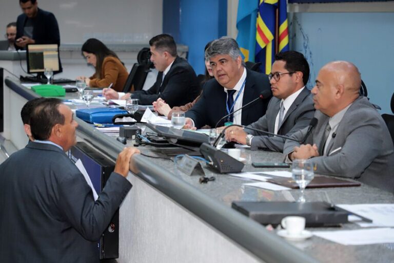 Vereadores aprovam repactuação que garante aumento salarial a professores