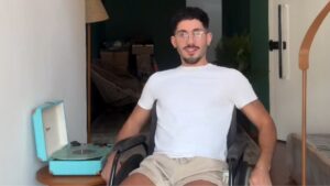 Vittor Fernando volta para casa após ser baleado em viagem