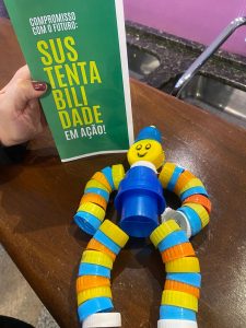 ‘Tampinha que Transforma’ leva educação ambiental e elimina potenciais criadouros da dengue