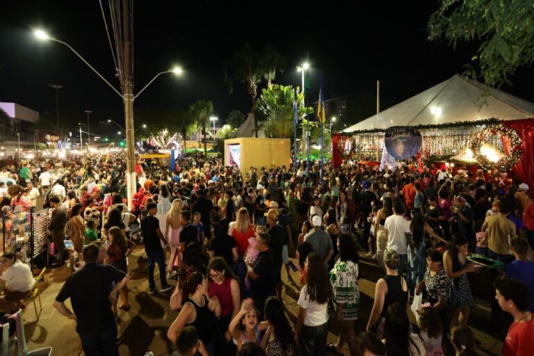 Abertura do ‘Natal Encantado’ atrai multidão e público elogia qualidade da decoração