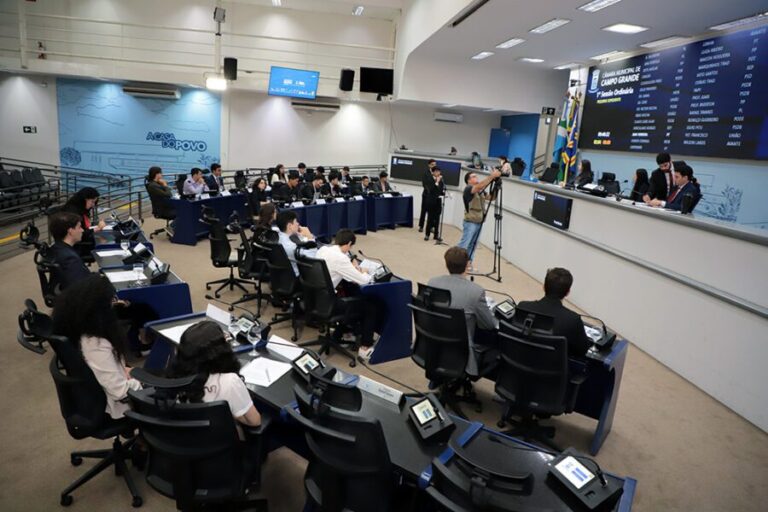 Acadêmicos de Direito participam de sessão ordinária simulada, com debate e votação de propostas