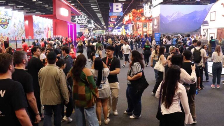 CCXP2025: fãs interagem nos cenários das séries na Spoiler Night