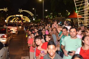 Caravana da Coca-Cola reúne cerca de 8 mil pessoas na região central de Campo Grande