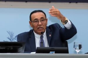 Carlão cobra solução imediata para greve do transporte e intensifica fiscalização sobre o Executivo