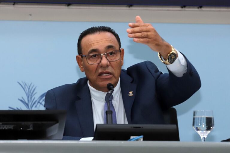 Carlão cobra solução imediata para greve do transporte e intensifica fiscalização sobre o Executivo